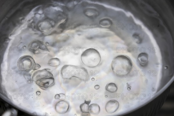 Water boils in a pot, boiling point, 100°C, air bubbles, symbolic picture