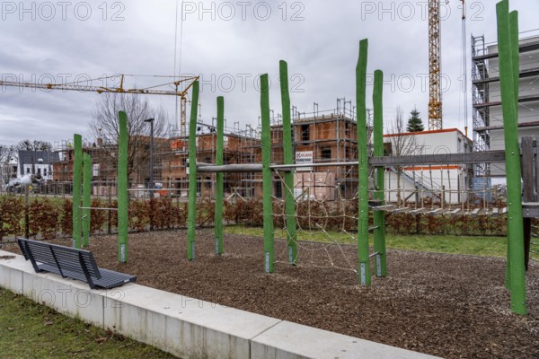 New development area Am alten Angerbach in Duisburg-Huckingen, on approx. 17 hectares, 300 new residential units, apartments and houses were built in 5 years, as well as a daycare center, construction site of the last major project, favorite center, with 35 condominiums and 8 semi-detached houses, public playground