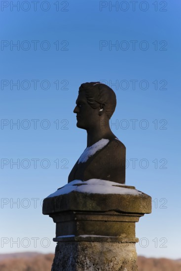 Wilhelm Hauff memorial, rocks above the Echaz Valley, monument from 1839, obelisk with bronze bust, viewpoint, historical monument, south of Lichtenstein Castle, on the eaves of the Swabian Jura, winter, snow, view, blue sky, Honau, municipality of Lichtenstein, Baden-Württemberg, Germany