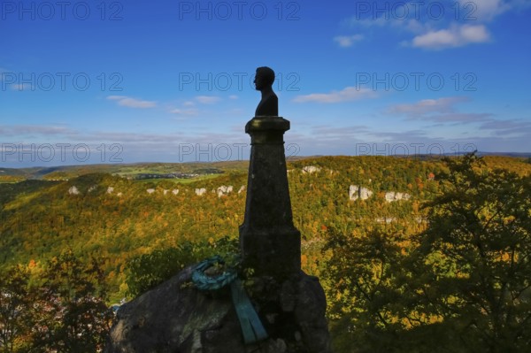 Wilhelm Hauff memorial, rocks above the Echaz Valley, monument from 1839, obelisk with bronze bust, viewpoint, historical monument, south of Lichtenstein Castle, at the eave of the Swabian Jura, view, blue sky, Honau, municipality of Lichtenstein, Baden-Württemberg, Germany