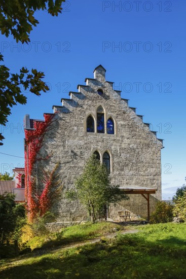 Restaurant Altes Forsthaus near Lichtenstein Castle, restaurant, dining restaurant, historic building, architecture, autumn, Virginia creeper (Parthenocissus quinquefolia), Wild Vine, climbing plant, bright red foliage, leaves, window, Honau, municipality of Lichtenstein, Swabian Alb, Baden-Württemberg, Germany