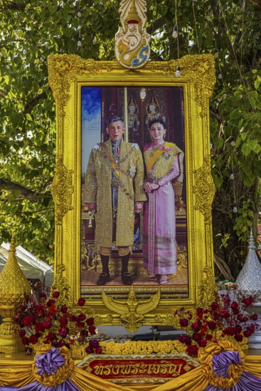 Framed image of King Maha Vajiralongkorn, Rama X and his wife Suthida Vajiralongkorn na Ayudhya, Wat Arun Buddhist temple, Bangkok, Thailand's metropolis, Thailand