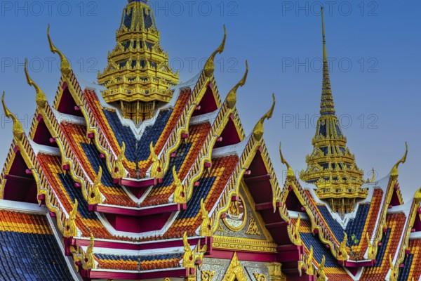 Wat Yannawa, Buddhist temple, overlapping roofs with curved chofas and Chedi temple tower, Bangkok, Thailand's metropolis, Thailand