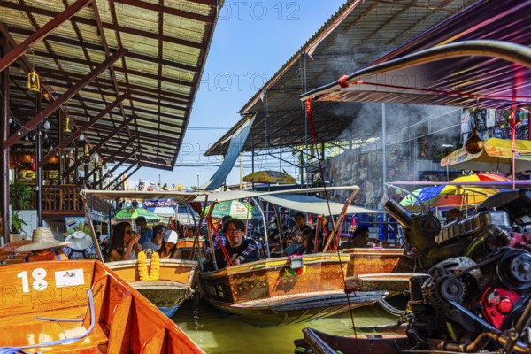 Heavy boat traffic on the Damneon Saduak floating markets channel, near Bangkok, Ratchaburi district, Thailand