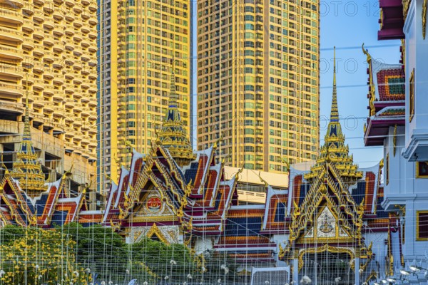 Wat Yannawa, Buddhist temple, overlapping roofs with curved chofas and Chedi temple tower, skyscrapers behind them, Bangkok, Thailand's metropolis, Thailand