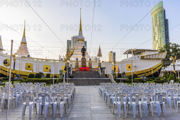 Wat Yannawa, Buddhist boat temple, overlapping roofs with curved chofas and Chedi temple tower, Bangkok, Thailand's metropolis, Thailand