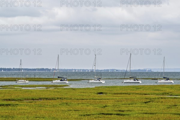 Boats over Hurst Point Lighthouse and Hurst Castle, Hurst Spit, Milford on Sea, Lymington, Hampshire, UK