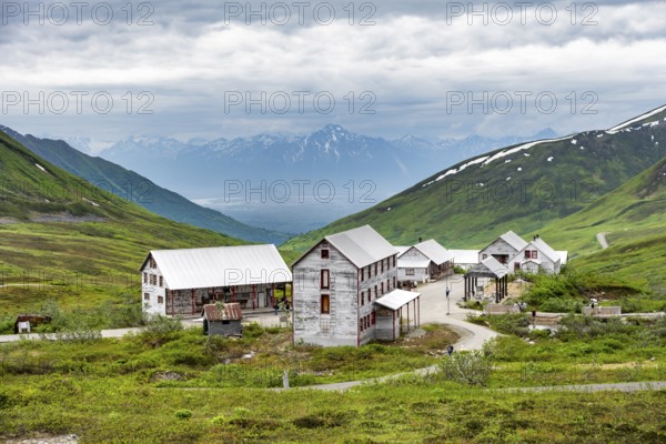 Building of the former Gold Mine Independence Mine in mountainous landscape, Independence Mine State Historical Park, Hatcher Pass, Talkeetna Mountains, Alaska, USA