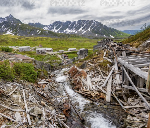 Crumbling mill and former Gold Mine Independence Mine building in mountainous landscape, Independence Mine State Historical Park, Hatcher Pass, Talkeetna Mountains, Alaska, USA