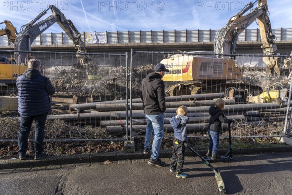 Spectators, teethers during the demolition of the 120 meter long motorway bridge of the A516, across Teutoburger Straße in Oberhausen-Sterkrade, the bridge, built in 1970, was severely damaged, traffic continues to roll on the still existing West Bridge, after demolition, the eastern part is rebuilt using a process that is unique in the world to date, 40 meter long precast concrete beams are assembled one after the other, reducing construction time from 24 to 7 months, after the completion of this bridge, the western part will also be rebuilt, North Rhine-Westphalia, Germany