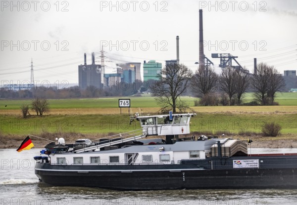 Hüttenwerke Krupp-Mannesmann, HKM in Duisburg-Hüttenheim, 2 blast furnaces, gas power plant cooling towers, Rhine near Krefeld-Uerdingen, cargo ship, North Rhine-Westphalia, Germany