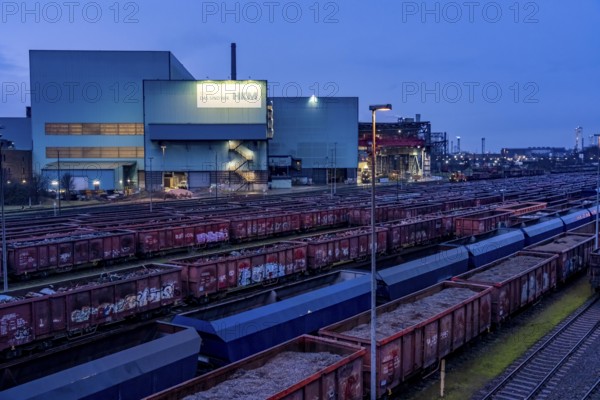 Hüttenwerke Krupp-Mannesmann, HKM in Duisburg, halls of the blast steel mill, tracks of the marshalling yard, freight wagon with scrap metal, to melt down, North Rhine-Westphalia, Germany