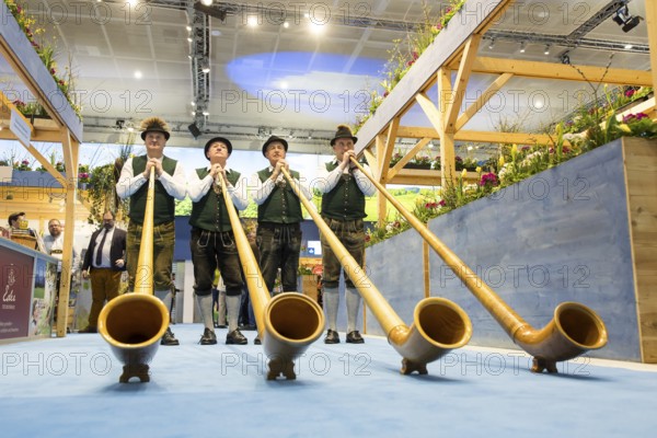 Alphorn wind players at the Bavarian stand during the opening tour of the Green Week at the exhibition center in Berlin on 16.01.2026. The Agricultural and Food Industry Fair will take place from January 16-25, 2026