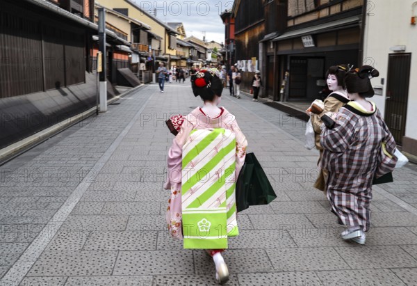 Geishas in traditional clothing on Hanami-Koji Street in Kyoto, Kyoto, Kansai, Japan