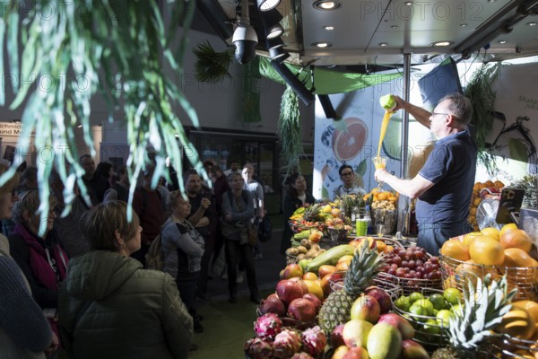 A seller presents his product at the Green Week at the exhibition center in Berlin on 16.01.2026. The Agricultural and Food Industry Fair will take place from January 16-25, 2026