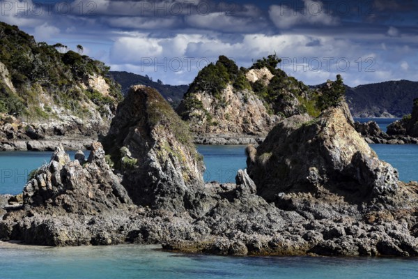 Turquoise water and impressive rock formations in Otehai Bay, Otehai Bay, Bay of Islands, New Zealand