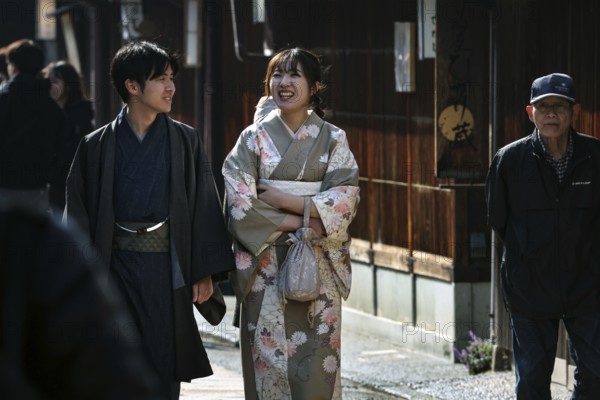 Couple wearing kimonos walking in the Nishi Chaya tea house district in Kanazawa, Kanazawa, Ishikawa, Japan