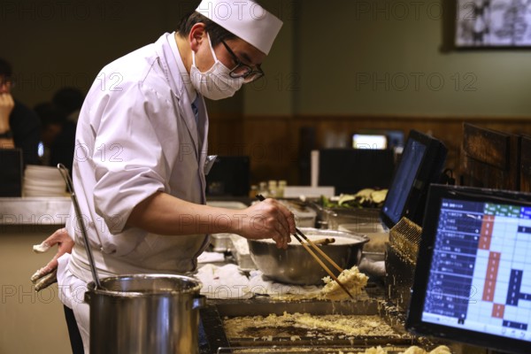 Chef prepares tempura at Turi Tempura Idaten restaurant in Kawaguchi-ko, Kawaguchi-ko, Japan