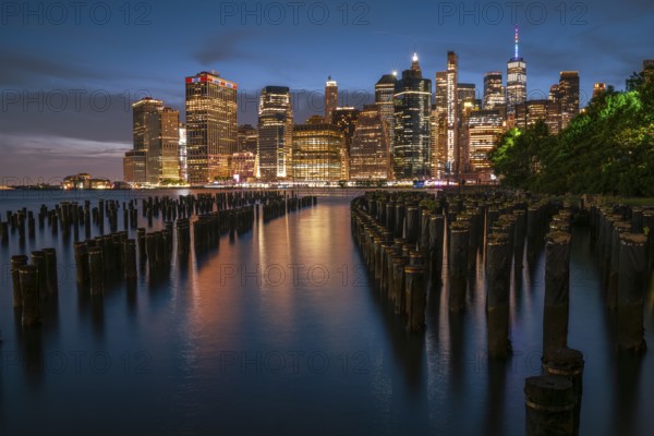 Manhattan skyline at sunset, Old Pier 1, Brooklyn Bridge Park, Brooklyn, New York, USA