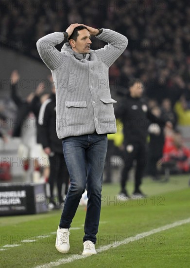 Coach coach Dino Toppmöller Eintracht Frankfurt SBU disappointed on the sidelines gesture MHPArena, MHP Arena Stuttgart, Baden-Württemberg, Germany