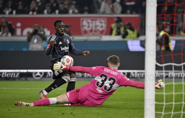 Goalkeeper Alexander Nübel VfB Stuttgart (33) defends against a shot on goal by Arnaud Kalimuendo Eintracht Frankfurt SGE (25) Parade MHPArena, MHP Arena Stuttgart, Baden-Württemberg, Germany