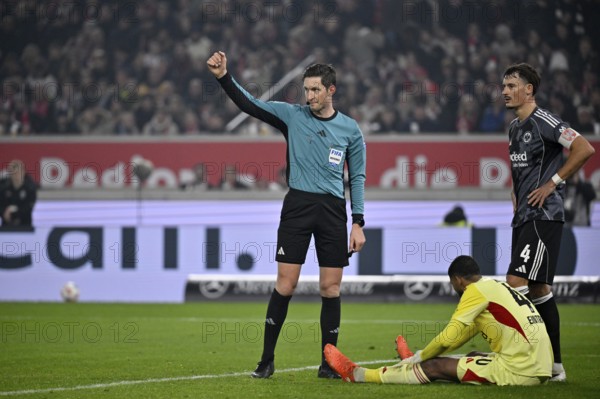 Referee Referee Dr Matthias Jöllenbeck calls the coach onto the pitch Goalkeeper Kaua Santos Eintracht Frankfurt SGE (40) injured Injury Robin Koch Eintracht Frankfurt SGE (04) Gesture Gesture MHPArena, MHP Arena Stuttgart, Baden-Württemberg, Germany