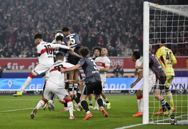 Penalty area scene, goal area scene header duel duel action Aurele Amenda Eintracht Frankfurt SGE (05) Robin Koch Eintracht Frankfurt SGE (04) Atakan Karazor VfB Stuttgart (16) Deniz Undav VfB Stuttgart (26) Arthur Theate Eintracht Frankfurt SGE (03) Goalkeeper Kaua Santos Eintracht Frankfurt SGE (40) Jamie Leweling VfB Stuttgart (18) MHPArena, MHP Arena Stuttgart, Baden-Württemberg, Germany