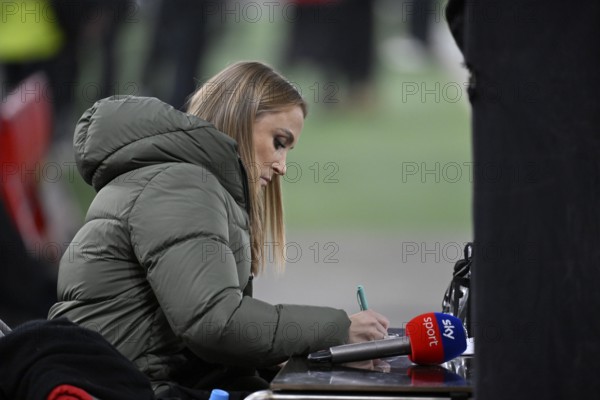 SKY presenter reporter Nele Ocik formerly Schenker concentrates on preparing the Intverview microphone logo MHPArena, MHP Arena Stuttgart, Baden-Württemberg, Germany