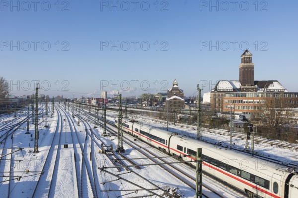 An ICE runs on the railway line next to the BEHALA (Berliner Hafen- und Lagerhausgesellschaft) on 07/01/2026