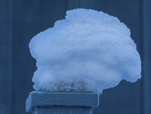Snow on fence post, winter, Sieversen, Samtgemeinde Rosengarten, Lower Saxony, Germany