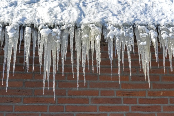Icicles on a house roof, snow, winter, ice, Sieversen, Samtgemeinde Rosengarten, Lower Saxony, Germany