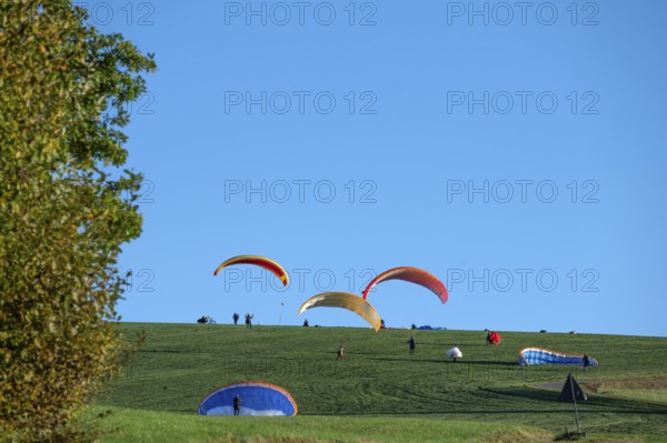 Paragliders practice on a meadow slope, Tauchersreuth, Middle Franconia, Bavaria, Germany