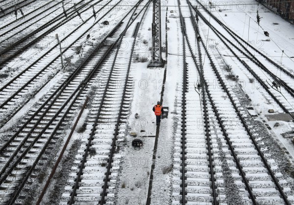 Railway workers between many tracks in winter, train formation in the Vorhalle district, marshalling yard, infrastructure, Hagen, Ruhr area, North Rhine-Westphalia, Germany