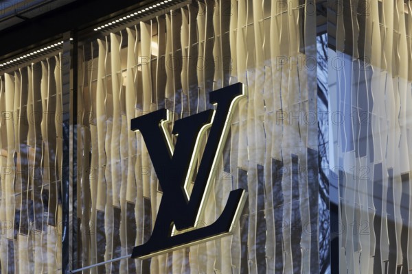 Louis Vuitton logo on illuminated façade, Louis Vuitton boutique an der Kö, luxury shopping, Düsseldorf, North Rhine-Westphalia, Germany