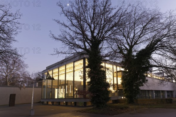 Lehmbruck-Museum, illuminated glass hall, twilight, Duisburg, North Rhine-Westphalia, Germany