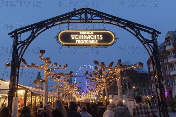 Christmas market in Düsseldorf's old town, Roncalli's Christmas promenade, evening, Düsseldorf, North Rhine-Westphalia, Germany