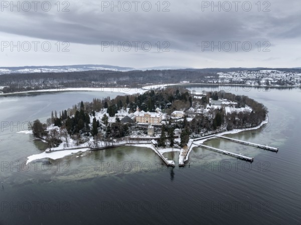 The wintry and snowy Mainau island in Lake Constance with the pier and the baroque Mainau Castle, built between 1739 and 1746, behind it the village of Litzelstetten, aerial view, district of Konstanz, Baden-Württemberg, Germany