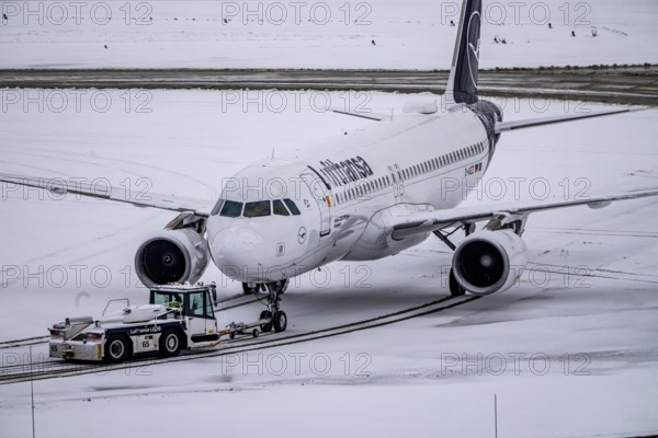 The onset of winter in North Rhine-Westphalia, flight operations are maintained at Düsseldorf Airport with great effort, North Rhine-Westphalia, Germany