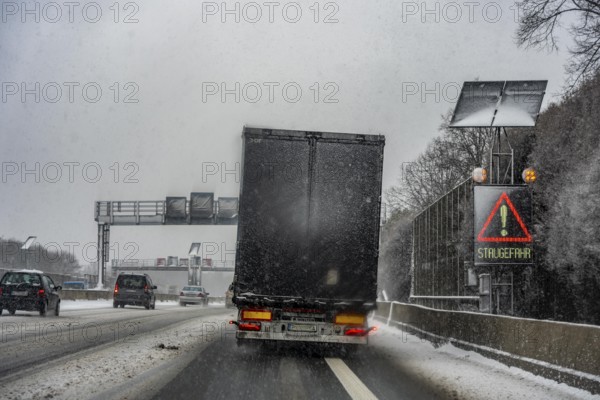 The onset of winter in North Rhine-Westphalia, heavy snowfall, driving on the A3 motorway near Hilden, near AS Düsseldorf/Mettmann, snow-covered roads, traffic is sometimes just slowing down, North Rhine-Westphalia, Germany
