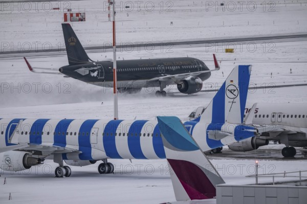 The onset of winter in North Rhine-Westphalia, flight operations are maintained at Düsseldorf Airport with great effort, North Rhine-Westphalia, Germany