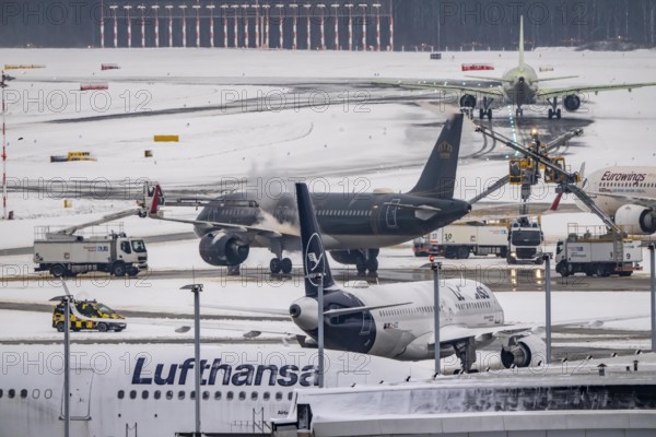 The onset of winter in North Rhine-Westphalia, flight operations are maintained at Düsseldorf airport with great effort, the taxiways, aircraft are de-iced in front of takeoff, North Rhine-Westphalia, Germany