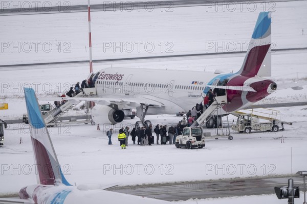 The onset of winter in North Rhine-Westphalia, flight operations were maintained at Düsseldorf airport with great effort, taxiways, runway were freed from snow and ice with many clearing vehicles, aircraft were de-iced in front of takeoff, North Rhine-Westphalia, Germany