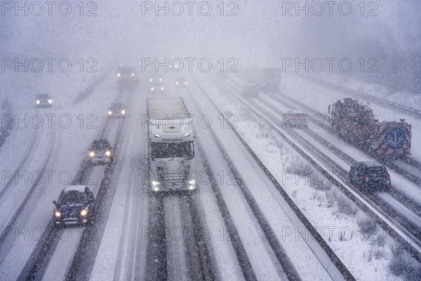 The onset of winter in North Rhine-Westphalia, heavy snowfall, A3 motorway near Hilden, near Ohligser Heide rest area, snow-covered roads, traffic is sometimes just slowing down, North Rhine-Westphalia, Germany