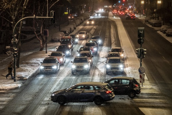 Winter weather, blowing snow, inner-city traffic, Alfredstraße, B224, in Essen, North Rhine-Westphalia, Germany