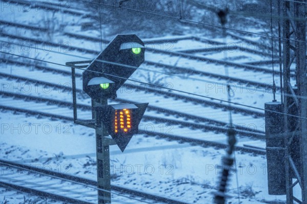 Winter weather, snowfall, signals, on the route east, in front of Essen main station, regional transport in North Rhine-Westphalia, Germany