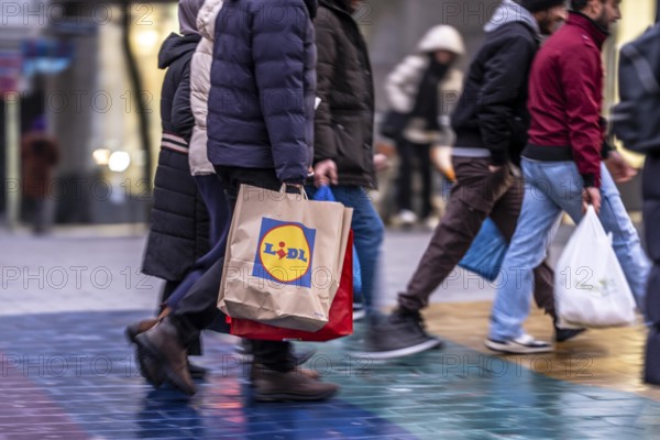 Pedestrian zone, passers-by hurrying, shopping between the years, exchanging, shopping bags, Kettwiger Straße, Essen, North Rhine-Westphalia, Germany