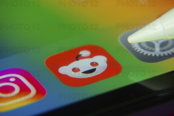 16 Nov 2025- Dhaka, Bangladesh: Stylus touching the Reddit app icon on a smartphone screen