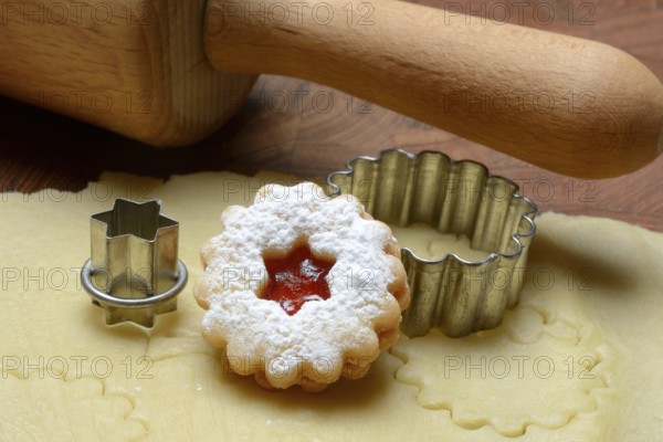 Cut out cookies with cookie mold, rogue and wallholz