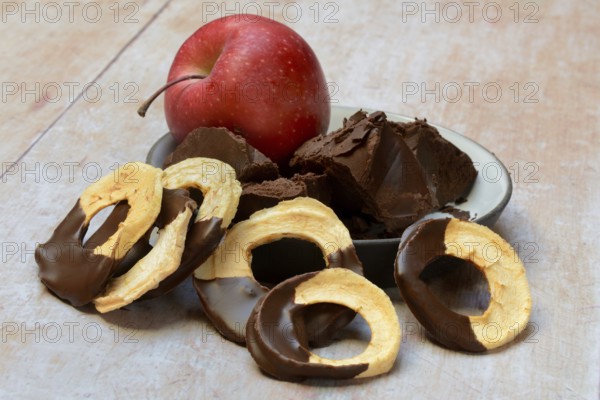 Apple rings, coated with chocolate, dried fruit