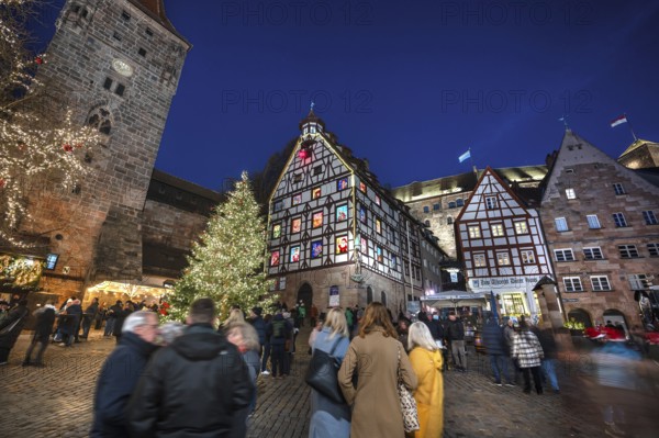 Christmassy illuminated square with the historic Pilate House with advent calendar, in the evening lighting, the Kaiserburg in the back, Beim Tiergärtnertor, Nuremberg, Middle Franconia, Bavaria, Germany